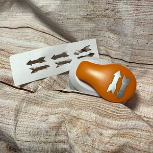 Fiskars paper punch-2 arrows-Scrapbooking cardmaking papercrafts